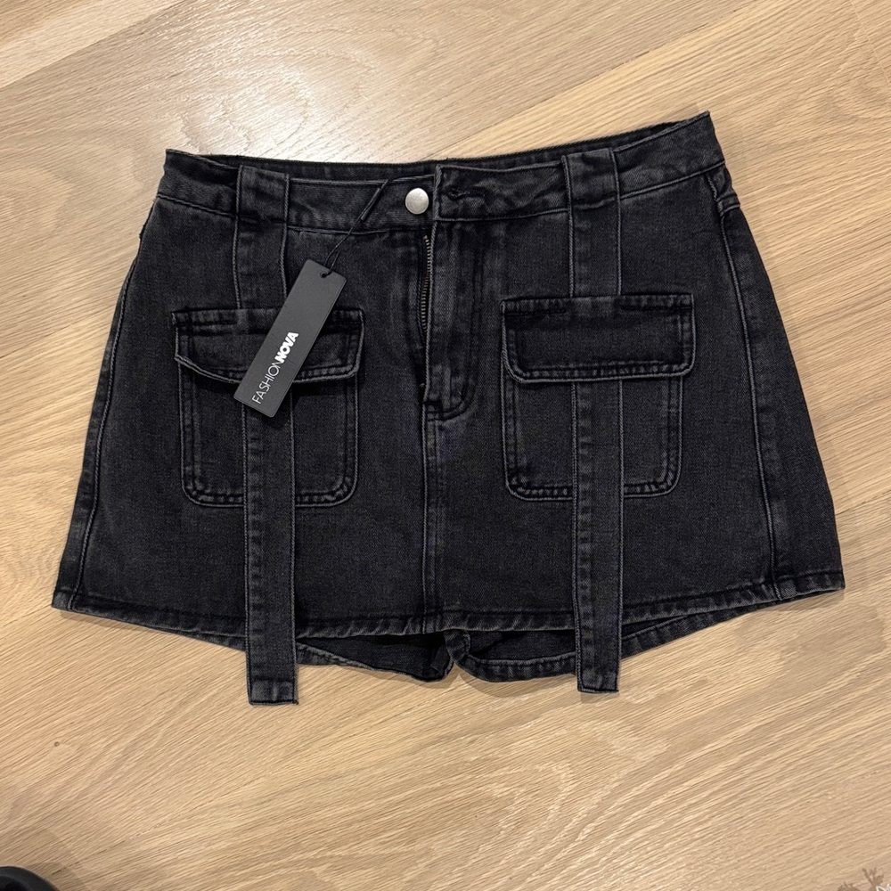 NEVER WORN BRAND NEW Fashion Nova Kristy Denim Black Skort with Pocket Straps